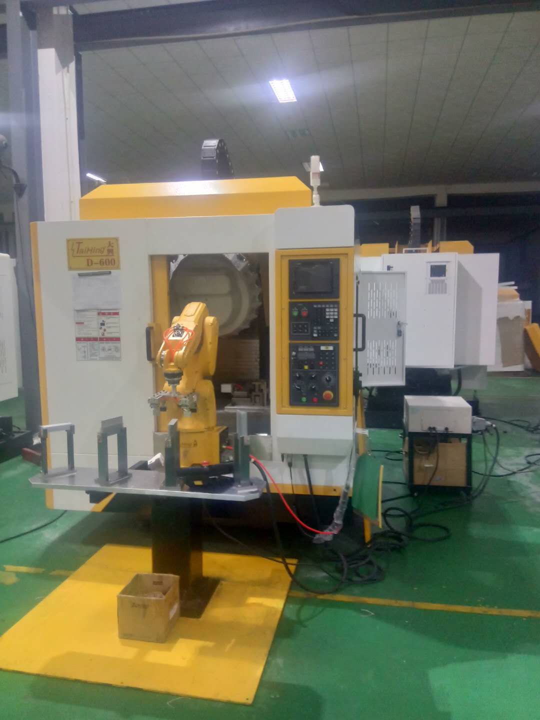 高速钻孔攻牙机D-600 (带机械手，全自动上下料）